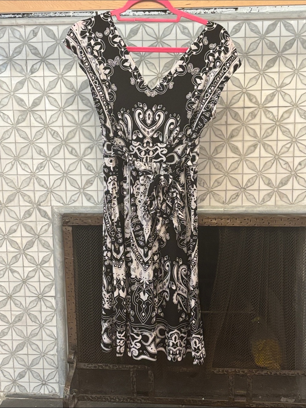 ECI Black and White Paisley V-Neck Midi Dress